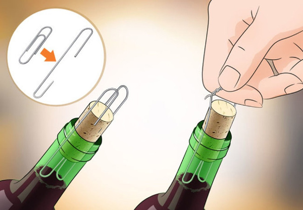 cách mở chai rượu vang bằng kẹp giấy