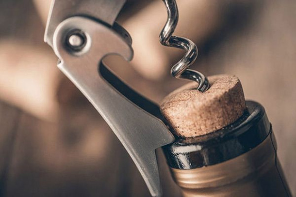 Bước mở nút chai rất quan trọng trong cách rót rượu vang