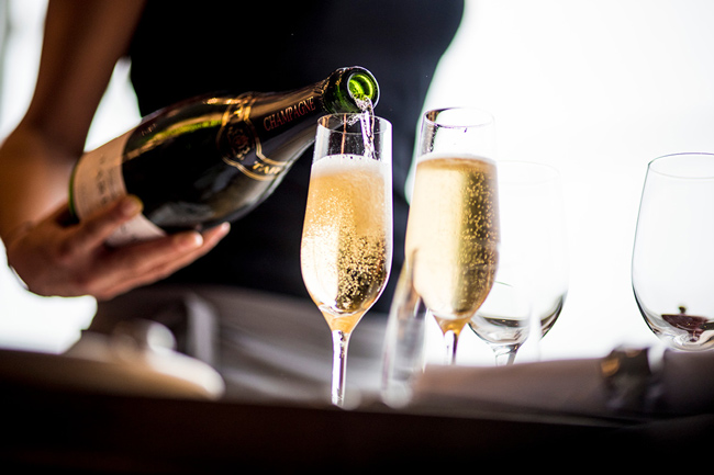 Cách rót rượu vang Champagne nên đầy 3/4 ly