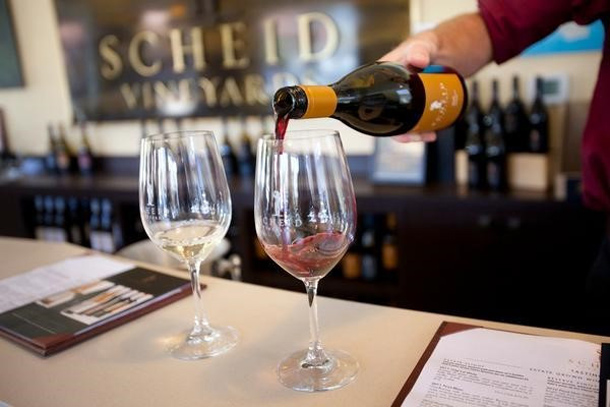 Cách rót rượu vang đúng khi rót 1/3 cổ tay xoay nhẹ