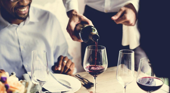 Cách rót rượu vang vào ly