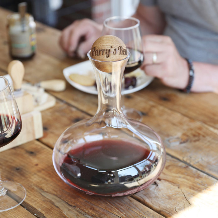 Trong cách rót rượu vang dùng Decanter giúp lan tỏa hương rượu 