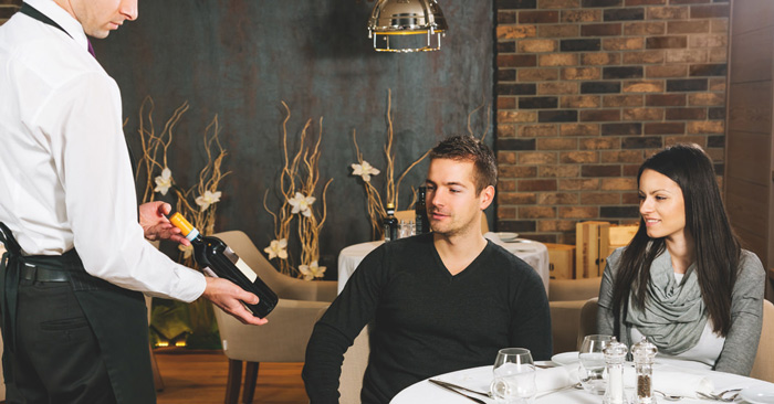 Tư vấn giới thiệu bước đầu trong quy trình cách rót rượu vang chuẩn