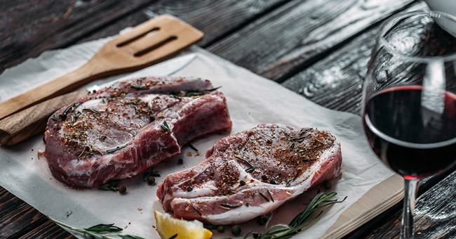 vang Cabernet Sauvignon thường đi kèm đồ nhiều gia vị và chất béo