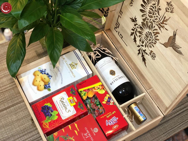 1 trong số rất nhiều mẫu hộp quà Tết khi mua rượu vang tại Sàn Đồ Uống 24h