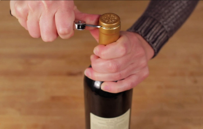 Bước 1 Bước 2 trong cách khui rượu vang chuẩn