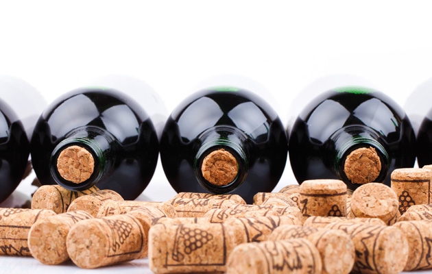 Cách khui rượu vang có nút bần như thế nào