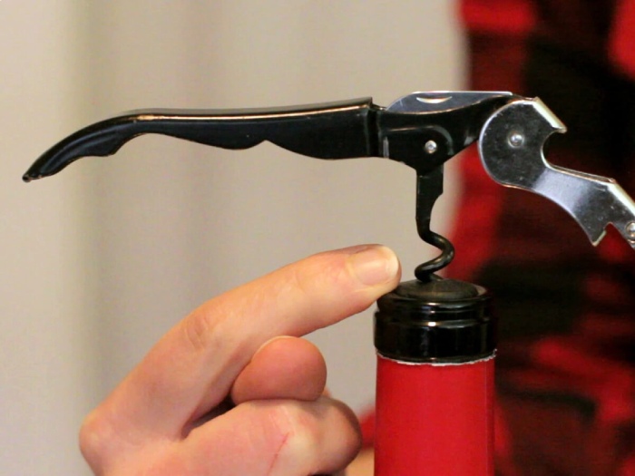 cách khui rượu vang đúng cách