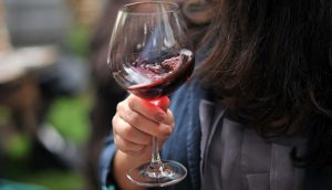 Cách thưởng thức rượu vang Lắc nhẹ ly trước khi thưởng thức