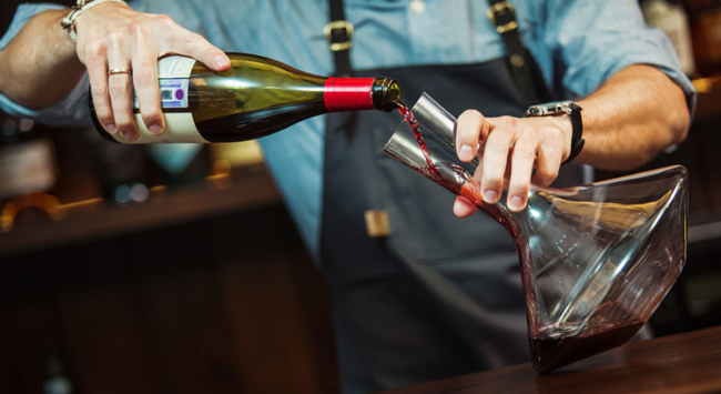 Dùng bình thở rượu vang để có hương vị thơm ngon hơn