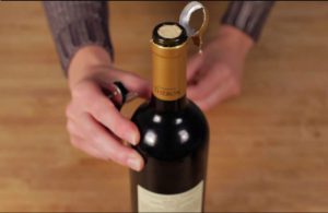 Nên gỡ bỏ giấy thiếc sau khi cắt xong cách khui rượu vang