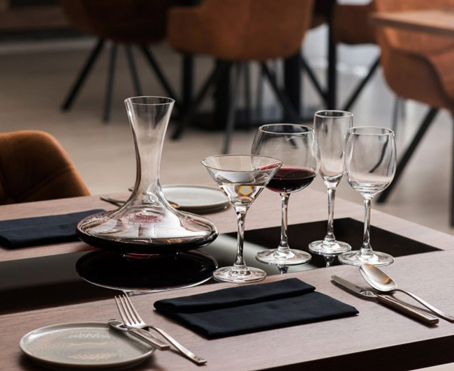 Dùng Decanter để cảm nhận trọn vẹn hương vị rượu vang M