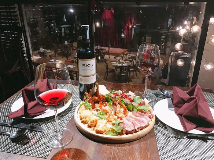 rượu vang nhập khẩu tại hà nội Vang đỏ Chile Rios Classic trong một bữa tối nhẹ nhàng