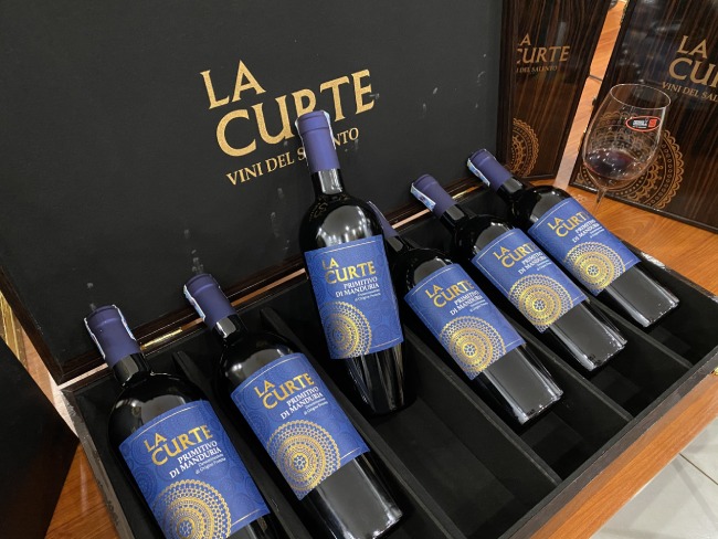 Rượu vang Ý Primitivo La Curte Primitivo di Manduria phong cách thanh lịch