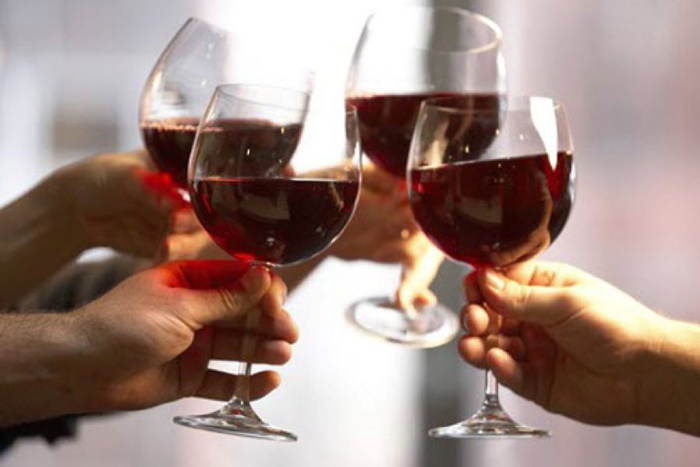Cách cầm ly rượu vang đỏ đúng để dễ dàng nâng ly và thoải mái suốt bữa tiệc