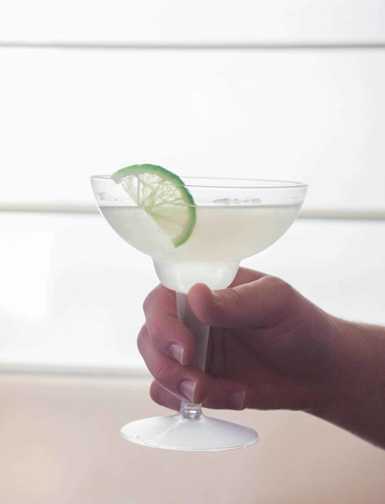 Cầm ly cocktail cũng tương tự cách cầm ly rượu vang thông thường