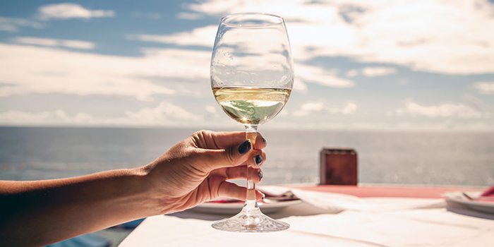 Tuỳ từng dòng rượu và loại ly mà sẽ có cách cầm ly rượu vang khác nhau